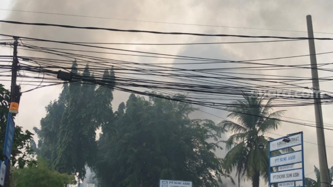 Kebakaran melanda gudang pabrik pembuatan lilin di Jalan Cempaka, Jatimulya, Kabupaten Bekasi, dilanda kebakaran pada Rabu (25/9/2024). [Suara.com/Mae Harsa]