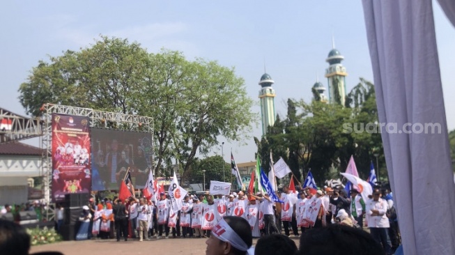 Tiga pasangan calon (paslon) yang mengikuti kontestasi pemilihan kepala daerah (Pilkada) Kota Bekasi, yakni Heri Koswara-Sholihin, Uu Saeful Mikdar-Nurul Sumarheni dan Tri Adhianto-Harris Bobihoe mengikuti deklarasi kampanye damai. [Suara.com/Mae Harsa]