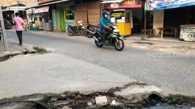 Dua pelaku pencurian diamuk massa usai kepergok mencuri sepeda motor di Kampung Kukun RT 011 RW 06, Desa Ciantra, Kecamatan Cikarang Selatan, Kabupaten Bekasi pada Rabu (16/10/2024) pukul 12.00 WIB. [Suara.com/Mae Harsa]