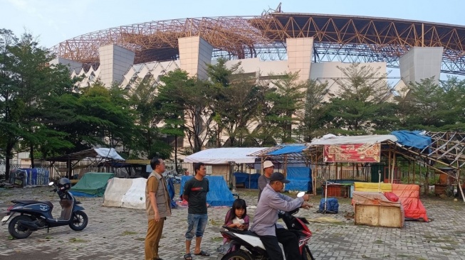 Atap Stadion Wibawa Mukti Roboh saat Hujan dan Angin Kencang, BPBD: 10 Lapak Rusak