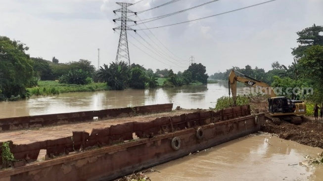 Geger Kapal Tongkang Nyangkut di Jembatan CBL Tambun, Begini Kronologisnya