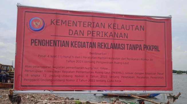 Kementerian Kelautan dan Perikanan (KKP) menyegel pagar laut misterius yang berada di wilayah perairan Desa Segara Jaya, Kecamatan Tarumajaya, Kabupaten Bekasi, pada Rabu (15/1/2025) [Istimewa].