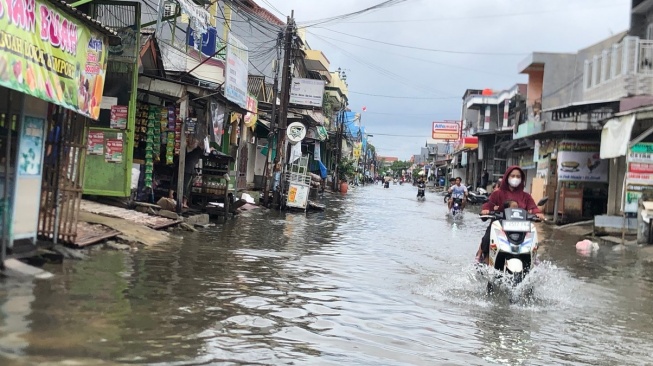 17 Jam Banjir Kepung Bekasi, Warga Pondok Ungu Ngeluh Gak Bisa Cari Nafkah