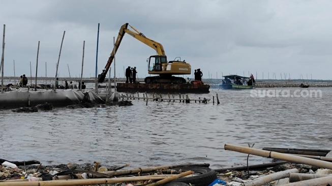 Akui Keliru, PT TRPN Bongkar Pagar Laut Bekasi Secara Mandiri