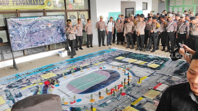 Polres Metro Bekasi Kota akan menerapkan pola pengamanan tiga ring untuk mengamankan laga klasik Persija Jakarta lawan Persib Bandung dalam lanjutan BRI Liga 2024/2025 pekan ke-23. [Suara.com/Mae Harsa]