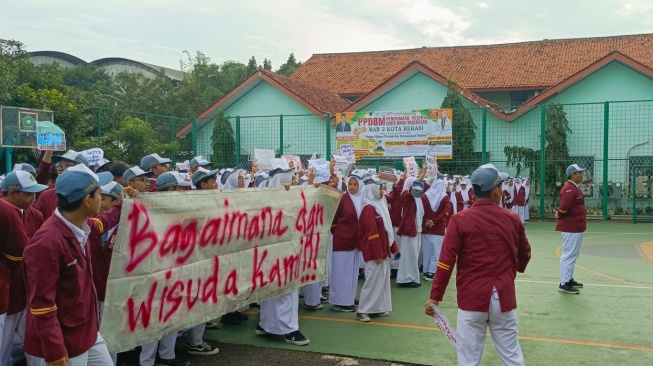 Sebanyak 850 siswa MAN 2 Kota Bekasi menggelar aksi damai di sela kegiatan apel upacara pagi, pada Senin (17/2/2025) sekitar pukul 07.00 WIB. [Istimewa]