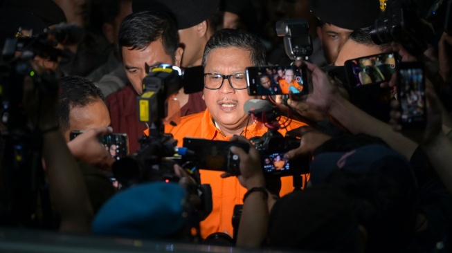 Sekjen PDI Perjuangan Hasto Kristiyanto (tengah) memberikan keterangan usai konferensi pers penahanan tersangka di Gedung Merah Putih KPK, Jakarta, Kamis (20/2/2025). [ANTARA FOTO/Fauzan/tom]