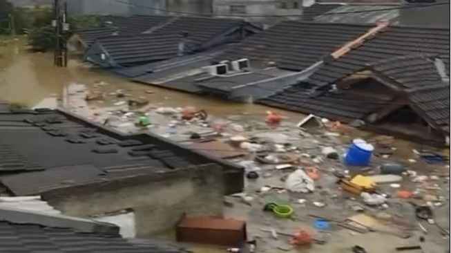 Banjir Bekasi 2025: Villa Nusa Indah Tenggelam, Warga Mengungsi ke Atap Rumah