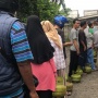 Perjuangan Emak-emak di Bekasi Antre Gas 3 Kg: Tinggalkan Bayi Berjam-jam